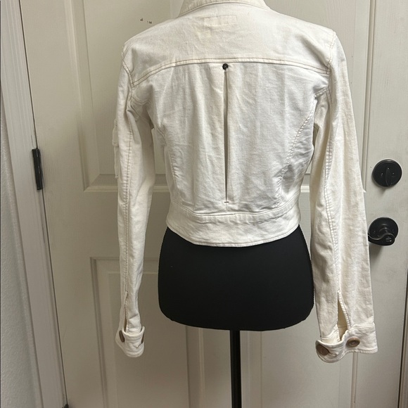 TULLE Cream Button-Up Jacket with pockets , Size Medium, 95% Cotton, 5% Spandex - Picture 8 of 12
